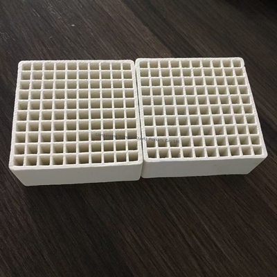 Industriële keramische aluminiumplaat met een gatdichtheid van 99% Al2O3