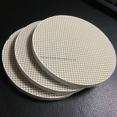 Industriële keramische aluminiumplaat met een gatdichtheid van 99% Al2O3