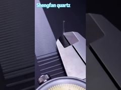 Dit is een kwartsglazen capillair buisje dat ongeveer dezelfde dikte heeft als een haar.